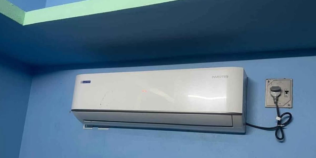 Blue Star IC524DNUR 2 ton 5 star inverter split AC indoor unit with sleek curved body design and glossy front panel