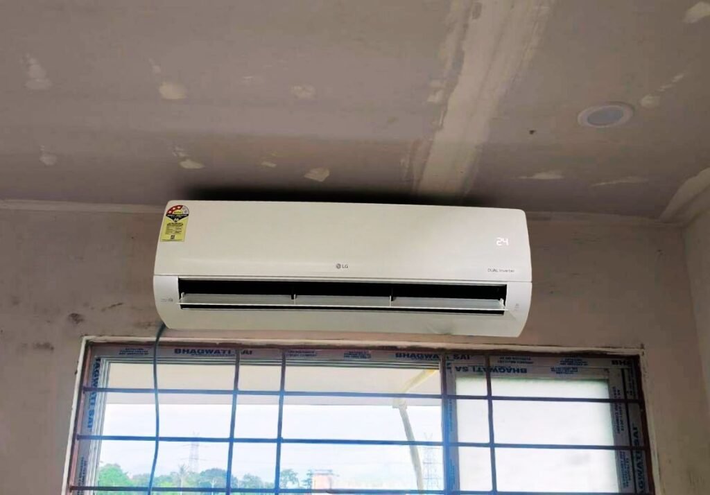 LG 2 Ton 3 Star US-Q24ENXE temperature setting 24 °C and flap open running in auto mode